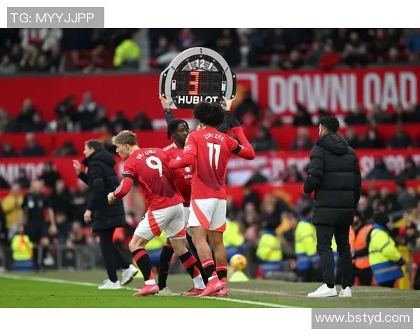 皇家社会前锋染红离场，球迷怒斥裁判助红魔赢球